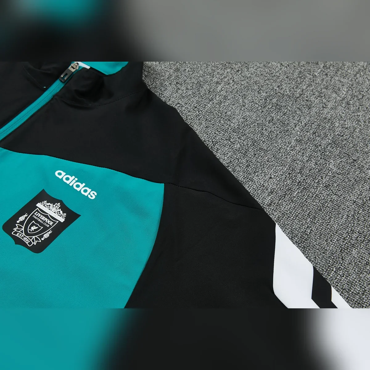 Chándal Liverpool Verde Turquesa y Negro 2026/27 – detalle del escudo