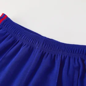 Tuta Manchester United 2026/27 Blu e Rossa con Cappuccio – fotografia del dettaglio 2