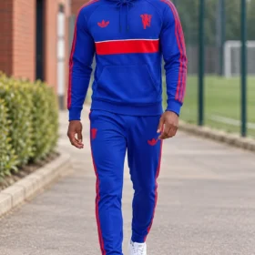 Tuta Manchester United 2026/27 Blu e Rossa con Cappuccio – indossata da modello virtuale