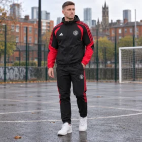 Tuta Manchester United 2026/27 Nera e Rossa con Cappuccio – indossata da modello virtuale