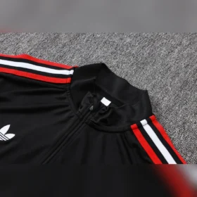 Tuta Manchester United Nera Mezza Zip 2026/27 – dettaglio colletto