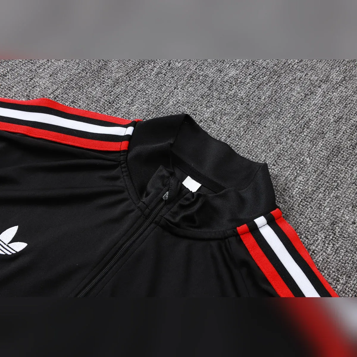 Tuta Manchester United Nera Mezza Zip 2026/27 – dettaglio colletto