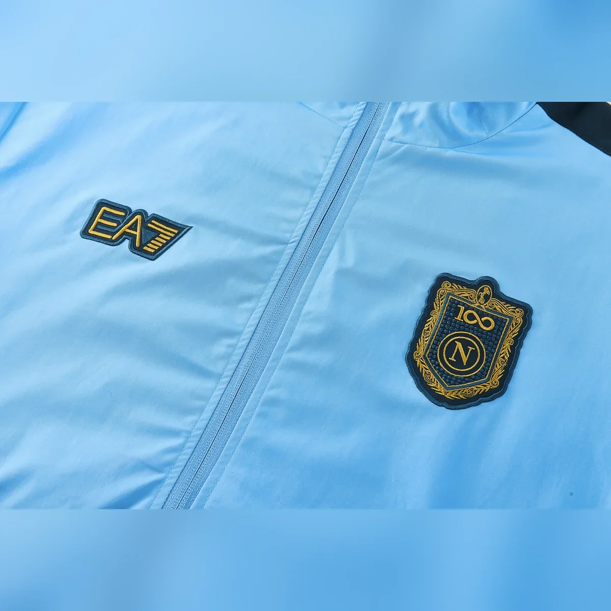Chándal Napoli Celeste con Capucha 2026/27 – detalle del escudo