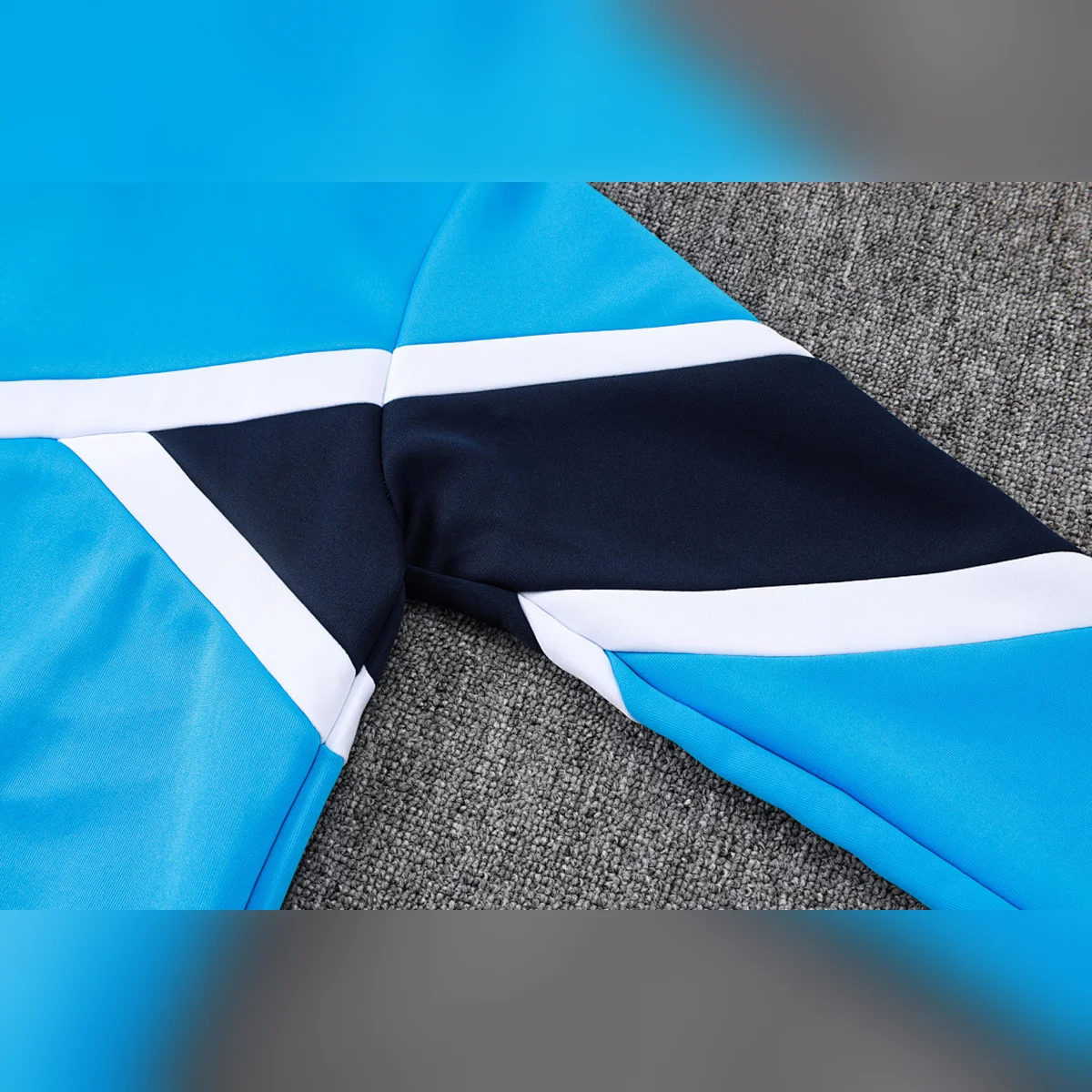 Chándal Napoli Celeste con V Blanca y Azul 2025/26 – detalle de la manga
