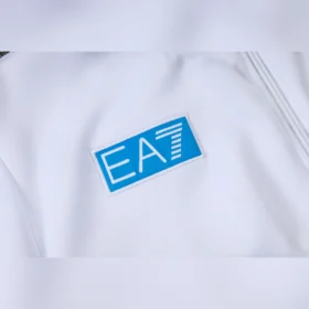 Tuta Napoli Bianca con V Azzurra 2025/26 – dettaglio logo EA7