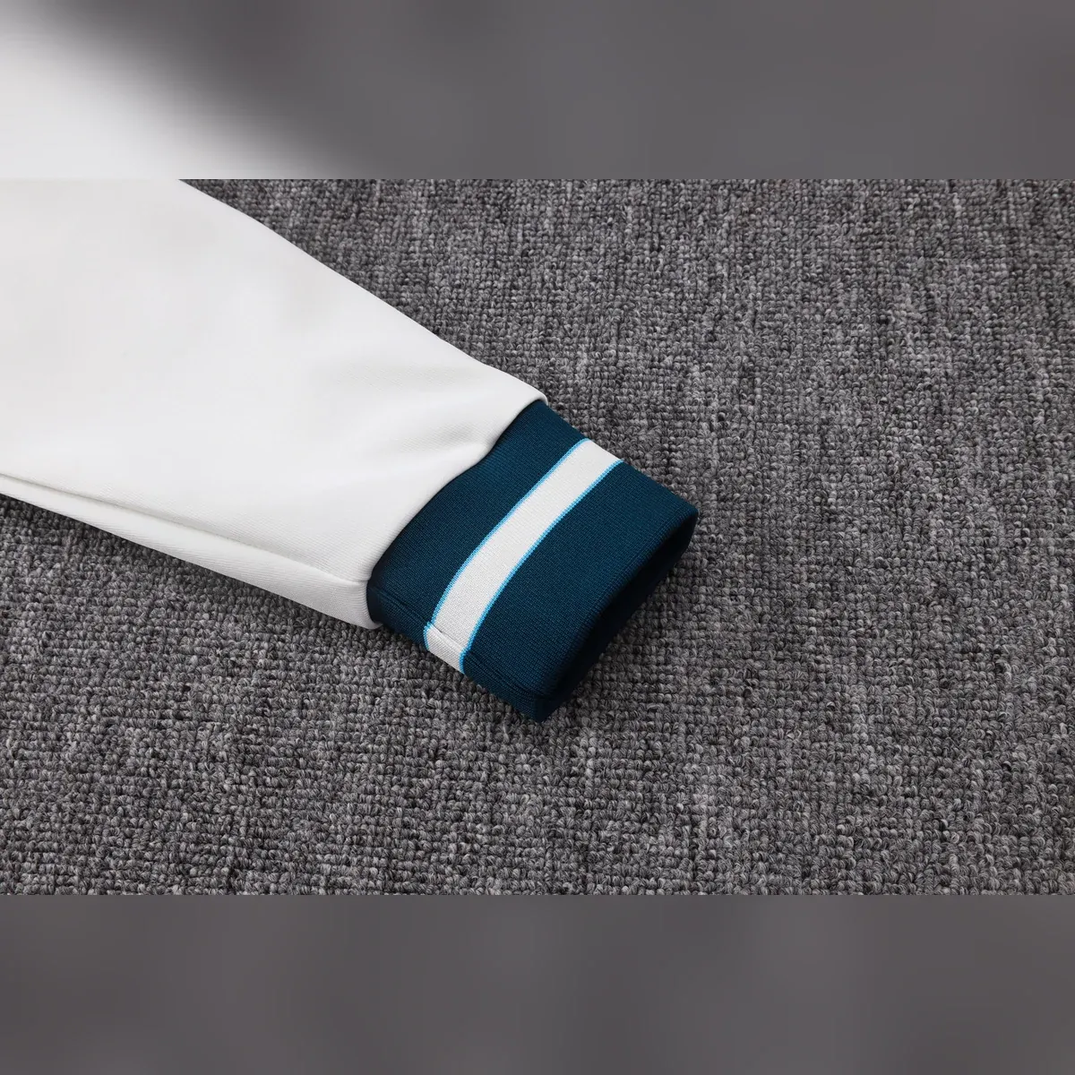 Chándal Napoli Blanco EA7 2026/27 – detalle de la manga