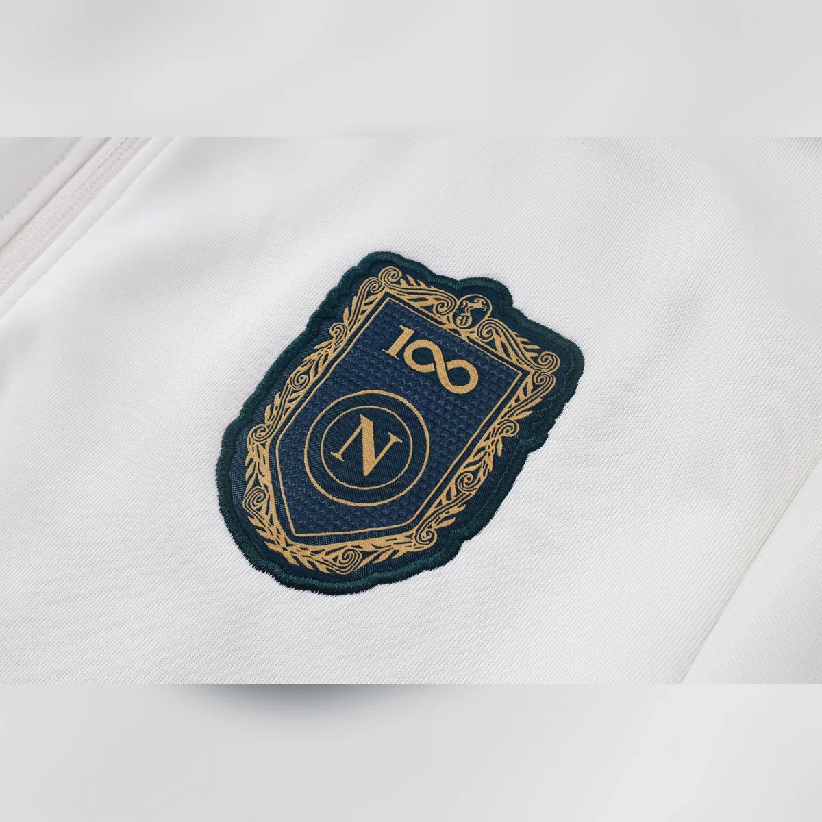 Chándal Napoli Blanco EA7 2026/27 – detalle del escudo