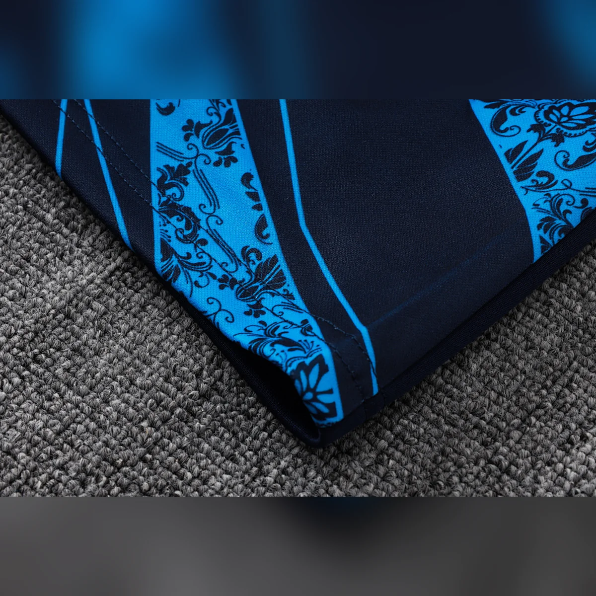 Chándal Napoli Azul Marino EA7 2025/26 – detalle de la manga