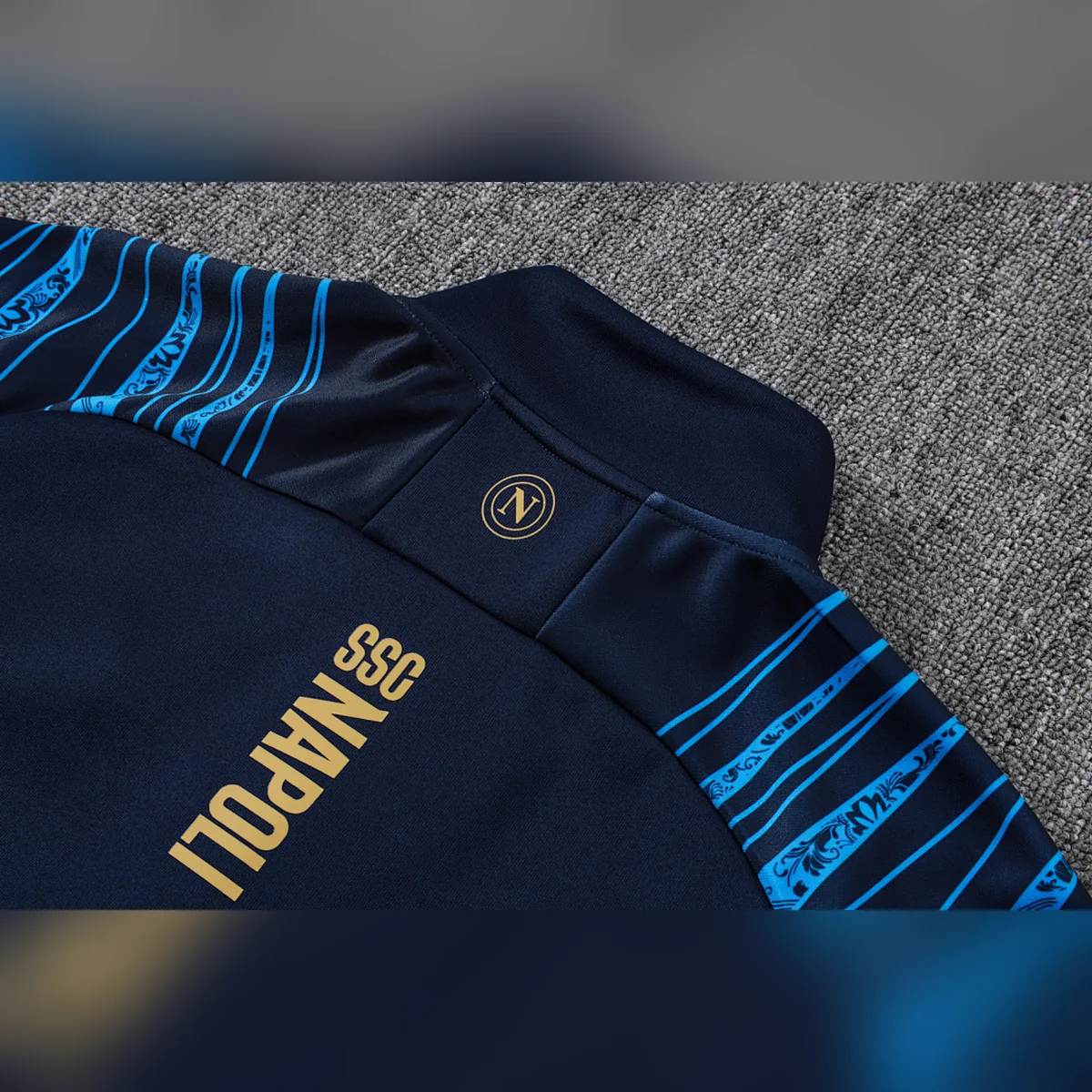 Chándal Napoli Azul Marino EA7 2025/26 – detalle de la inscripción en la espalda