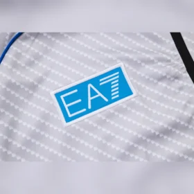 Tuta Napoli Grigia Full Zip Coca-Cola 2025/26 – dettaglio logo EA7