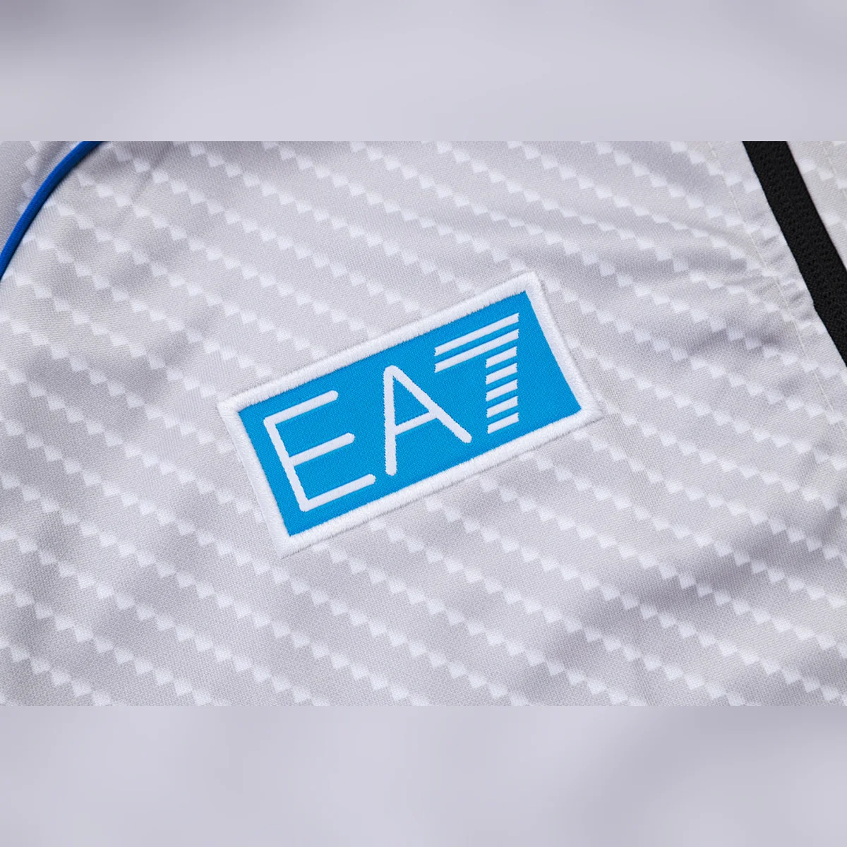 Tuta Napoli Grigia Full Zip Coca-Cola 2025/26 – dettaglio logo EA7
