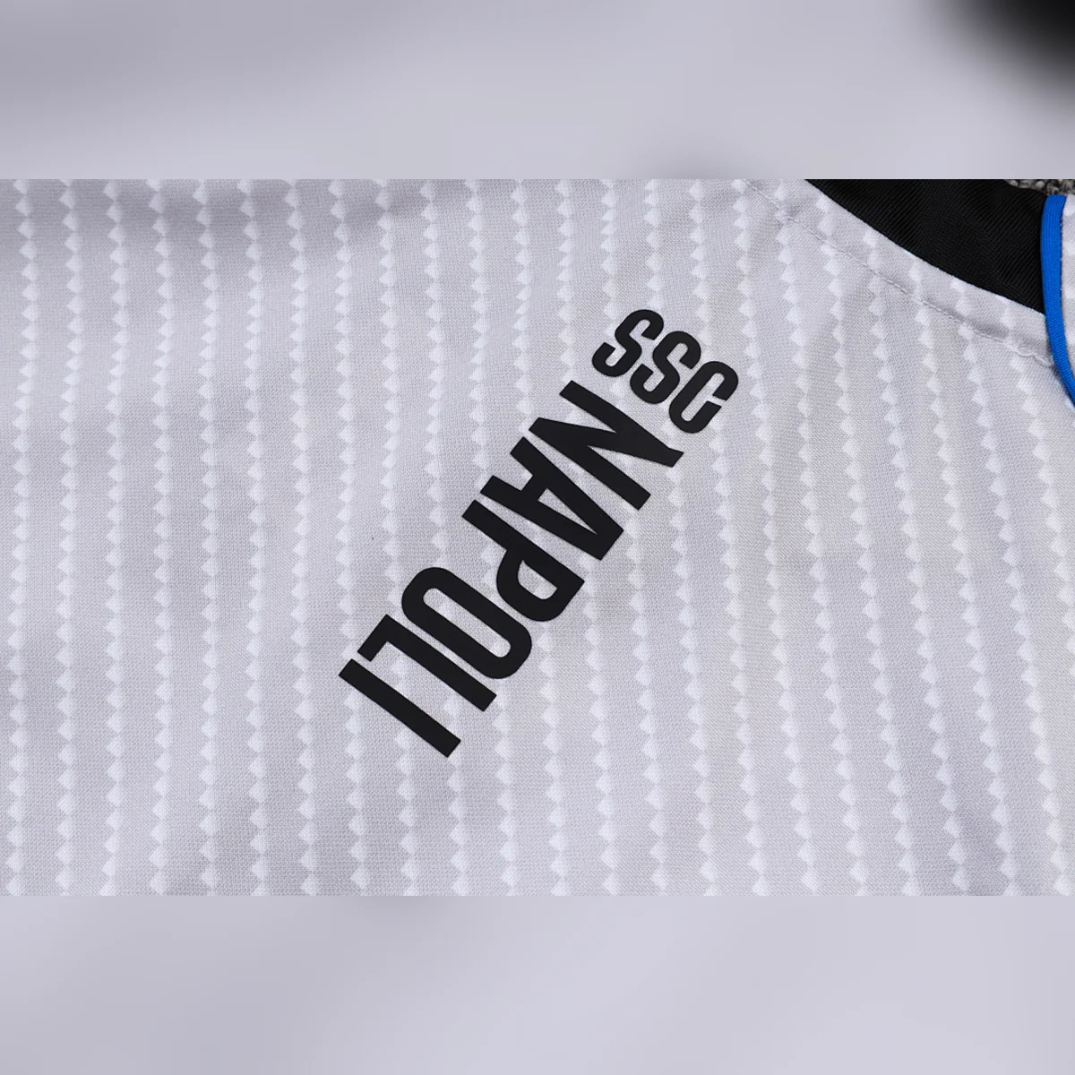 Tuta Napoli Grigia Full Zip Coca-Cola 2025/26 – dettaglio scritta sul retro