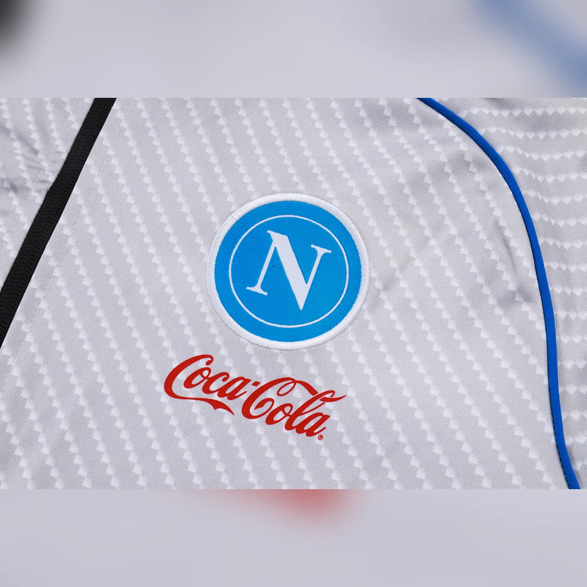 Tuta Napoli Grigia Full Zip Coca-Cola 2025/26 – dettaglio stemma e sponsor