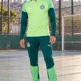 Tuta Palmeiras Verde Lime e Verde Scuro Mezza Zip – indossata da modello virtuale, immagine illustrativa