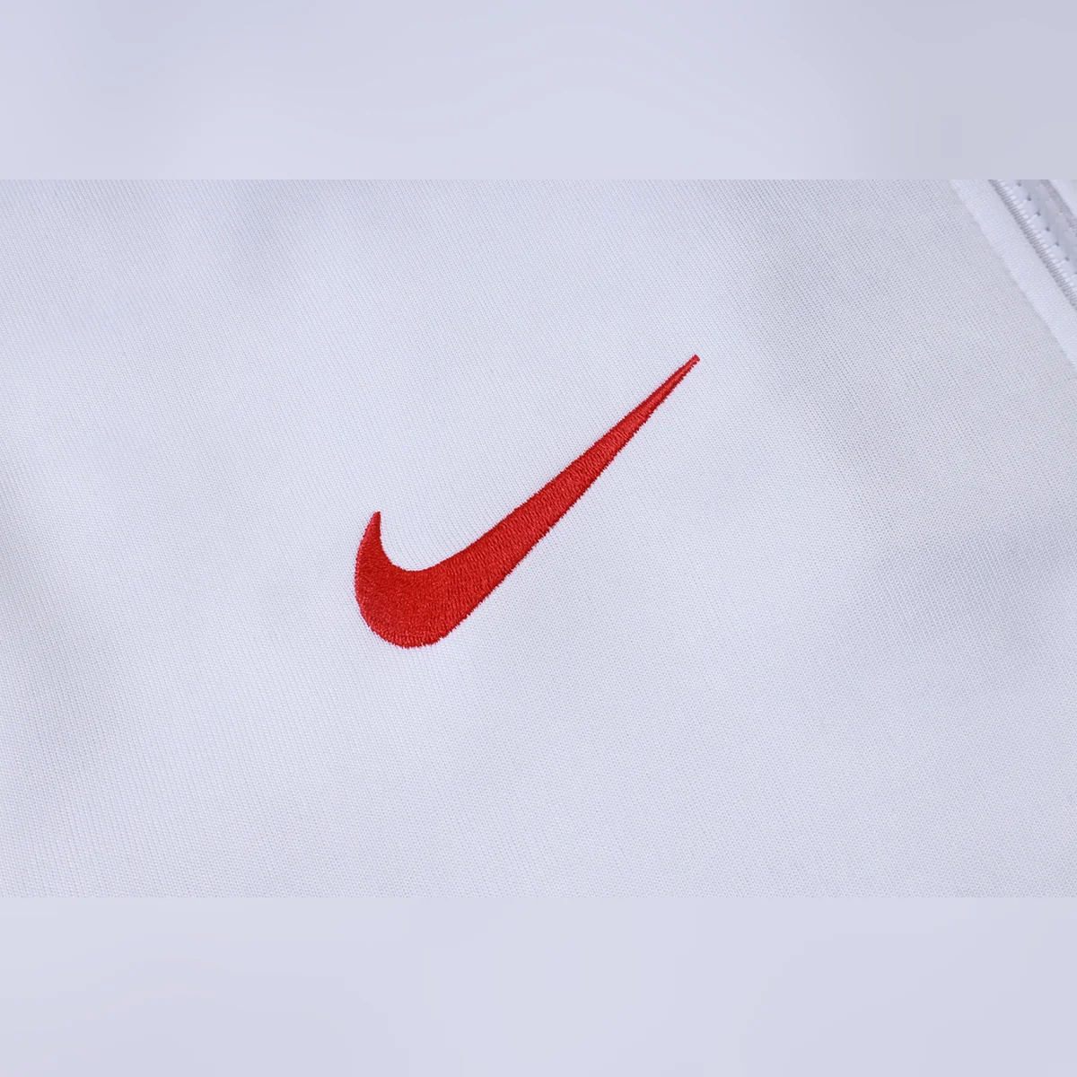 Tuta PSG Bianca Full Zip con Bande Rosse 2026/27 – dettaglio logo Nike
