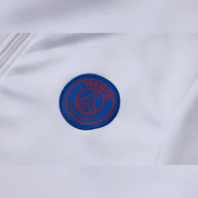 Tuta PSG Bianca Full Zip con Bande Rosse 2026/27 – dettaglio stemma