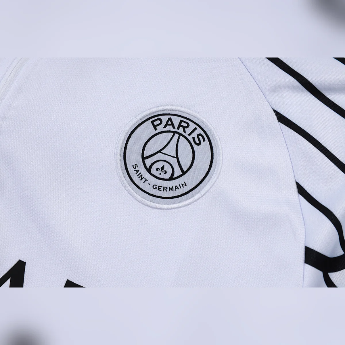 Chándal PSG Blanco Jordan Media Cremallera 2025/26 – detalle del escudo