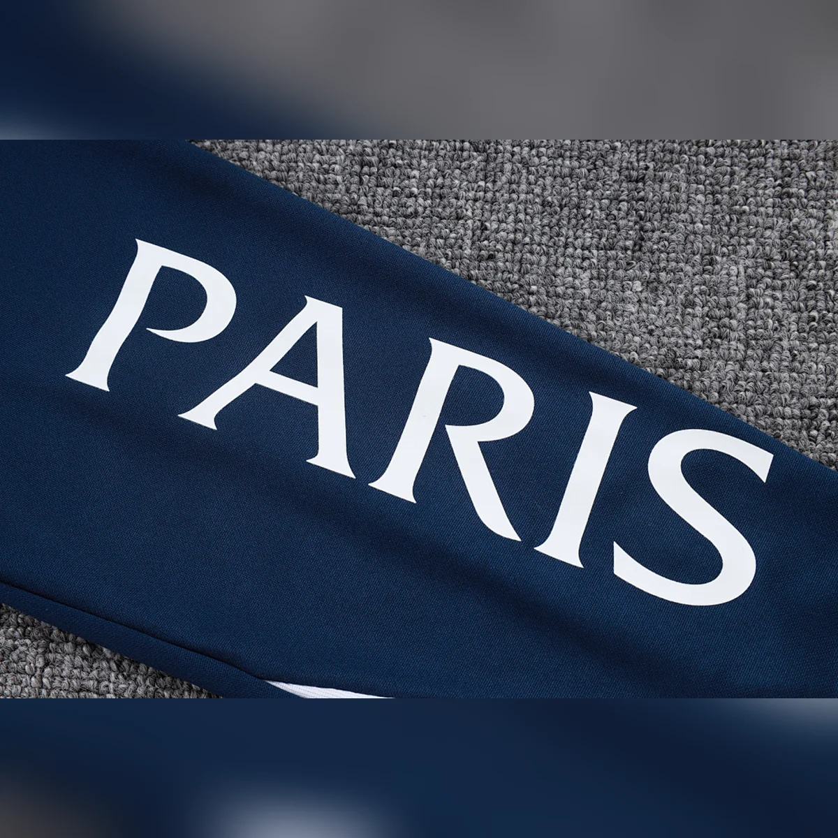 Chándal PSG Azul Marino Jordan Media Cremallera 2025/26 – detalle de la inscripción PARIS en la manga