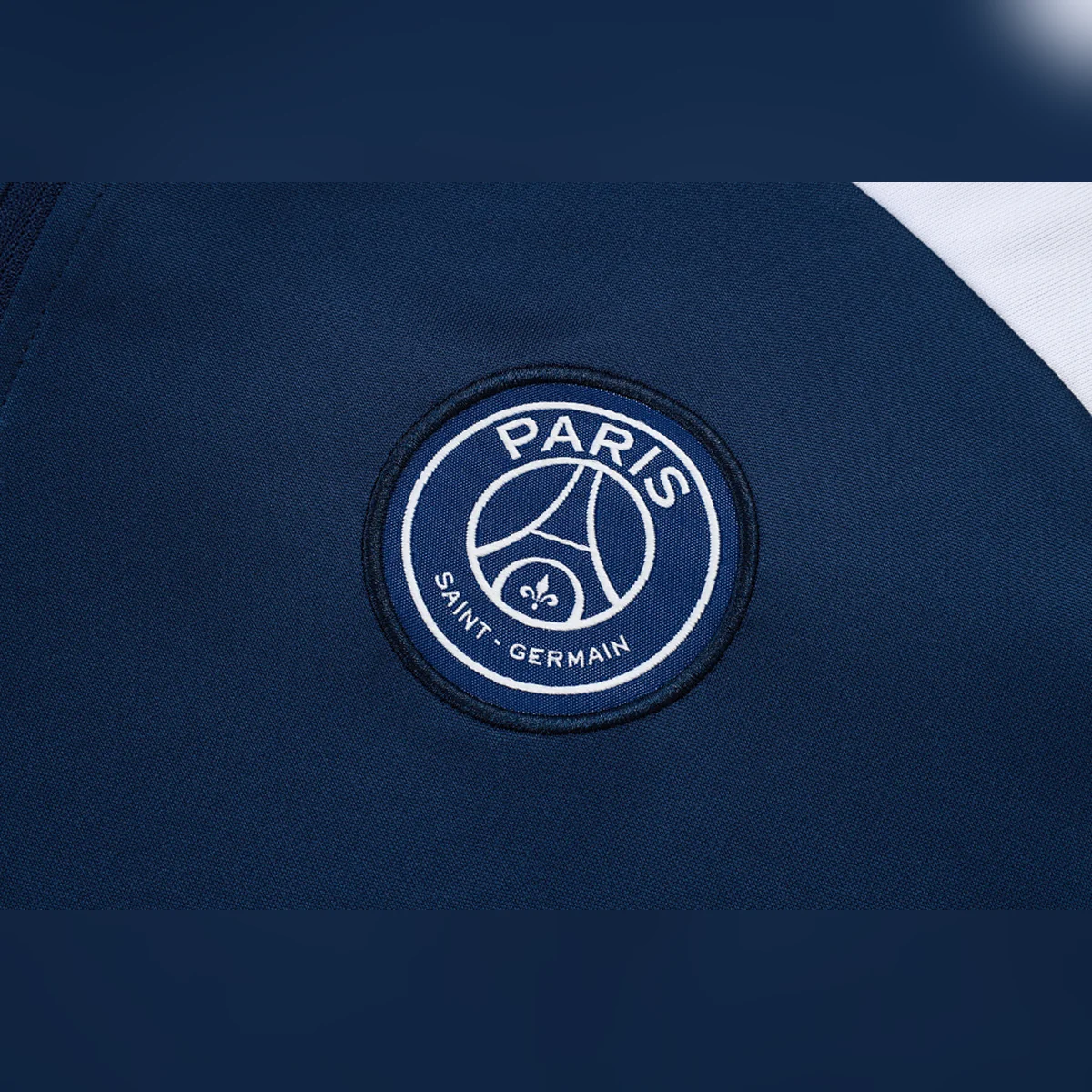 Chándal PSG Azul Marino Jordan Media Cremallera 2025/26 – detalle del escudo