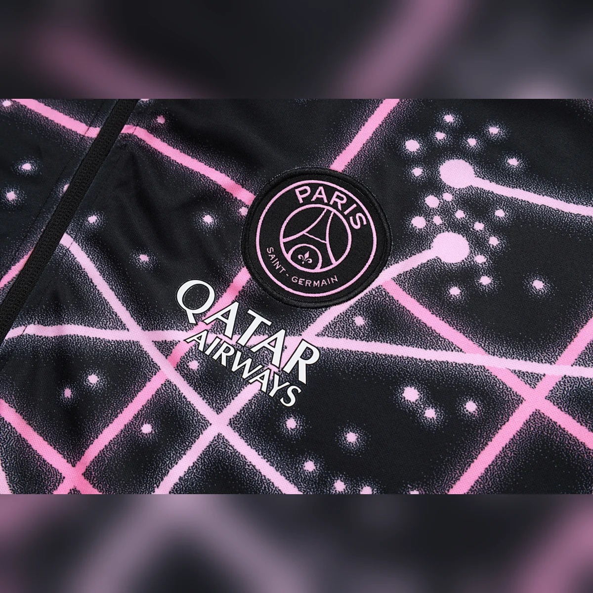 Chándal PSG Negro y Rosa Jordan Cremallera Entera 2025/26 – detalle del escudo y del patrocinador