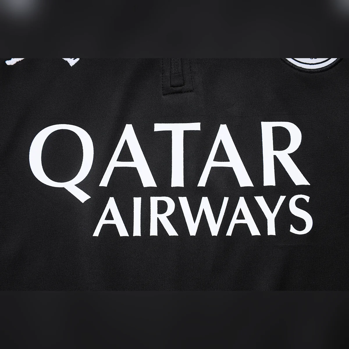 Chándal PSG Negro Jordan Media Cremallera 2025/26 – detalle del patrocinador