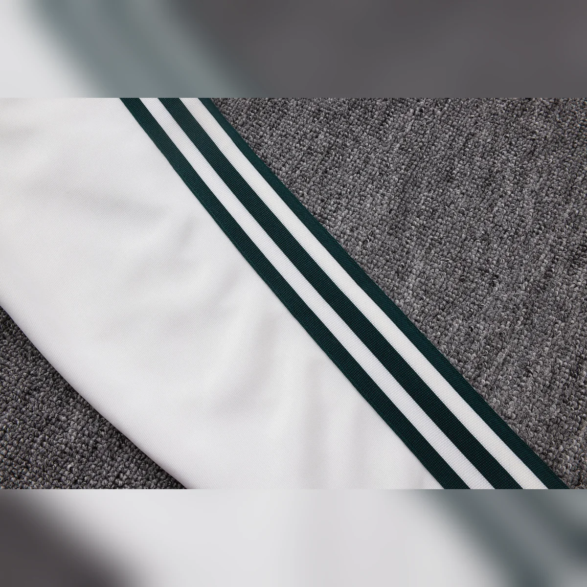 Chándal Real Madrid Beige con Franja Verde 2026/27 – detalle de la manga