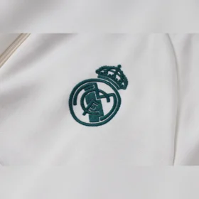 Chándal Real Madrid Beige con Franja Verde 2026/27 — Detalle del producto