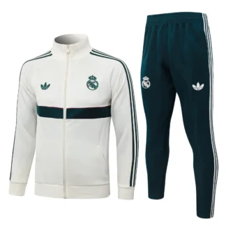 Chándal Real Madrid Beige con Franja Verde 2026/27 – vista frontal del conjunto del proveedor