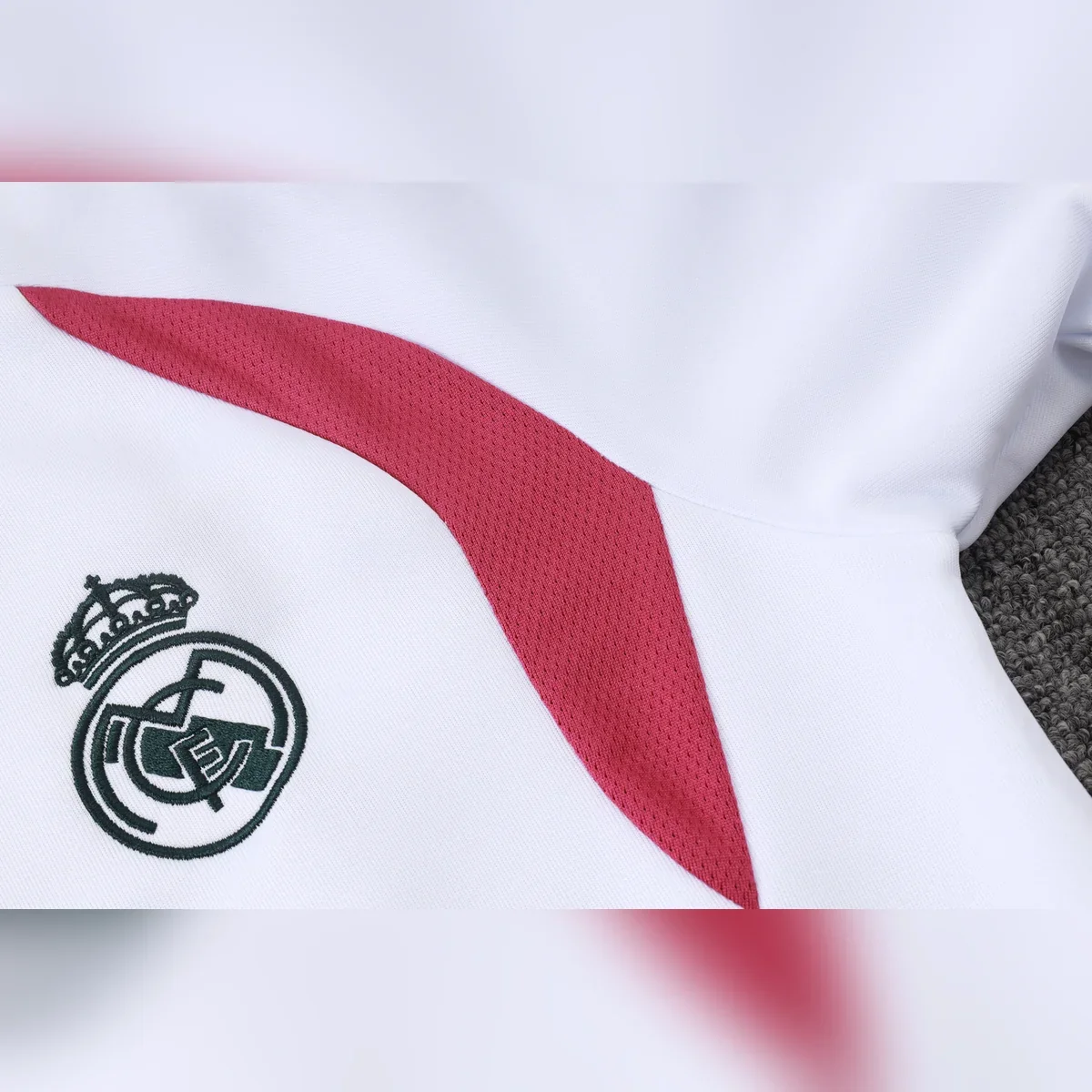 Chándal Real Madrid Blanco y Verde 2026/27 – detalle de la manga
