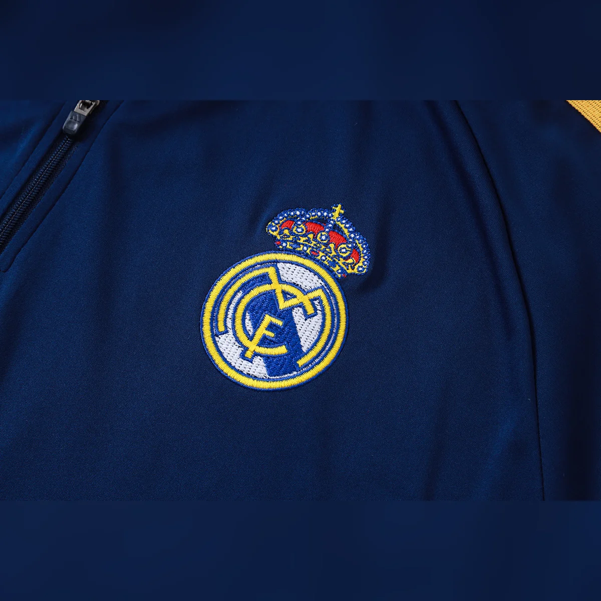Chándal Real Madrid Azul Media Cremallera Dorado 2026/27 – detalle del escudo
