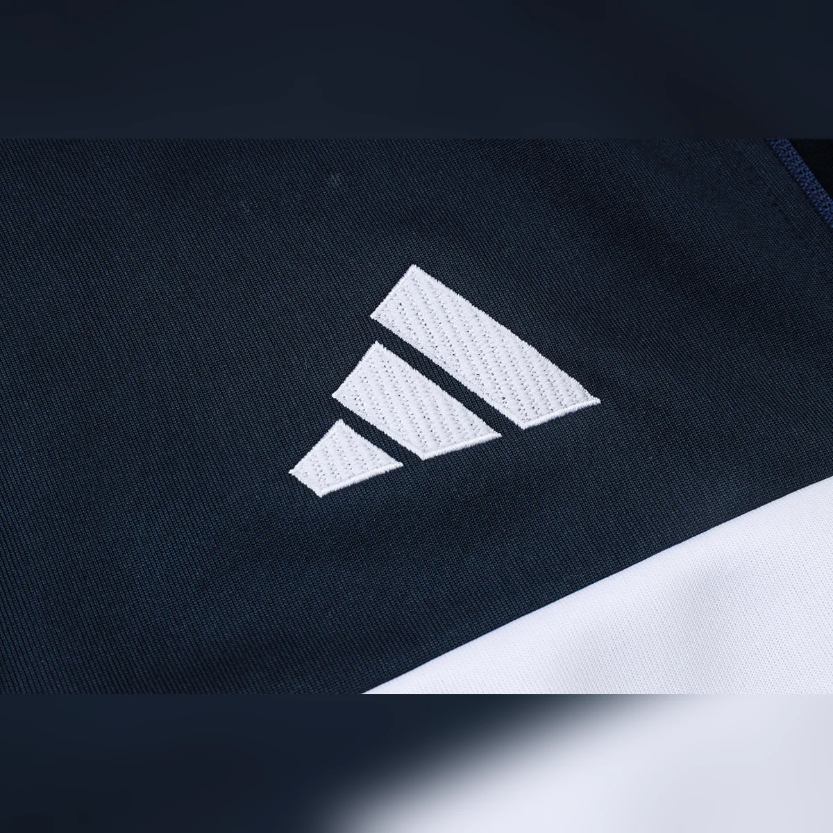 Chándal Real Madrid Azul Marino Franja Blanca 2026/27 – detalle del logotipo adidas