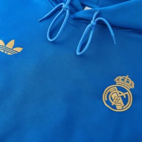 Tuta Real Madrid Blu Royal con Cappuccio 2026/27 – foto reale del dettaglio sul petto
