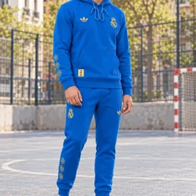 Tuta Real Madrid Blu Royal con Cappuccio 2026/27 – completo indossato da modello virtuale, immagine illustrativa