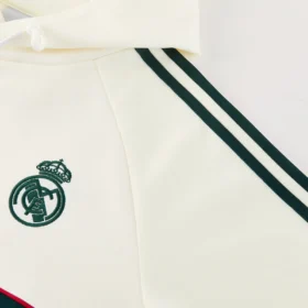 Tuta Real Madrid Crema e Verde con Cappuccio 2026/27 – foto reale del dettaglio sul petto