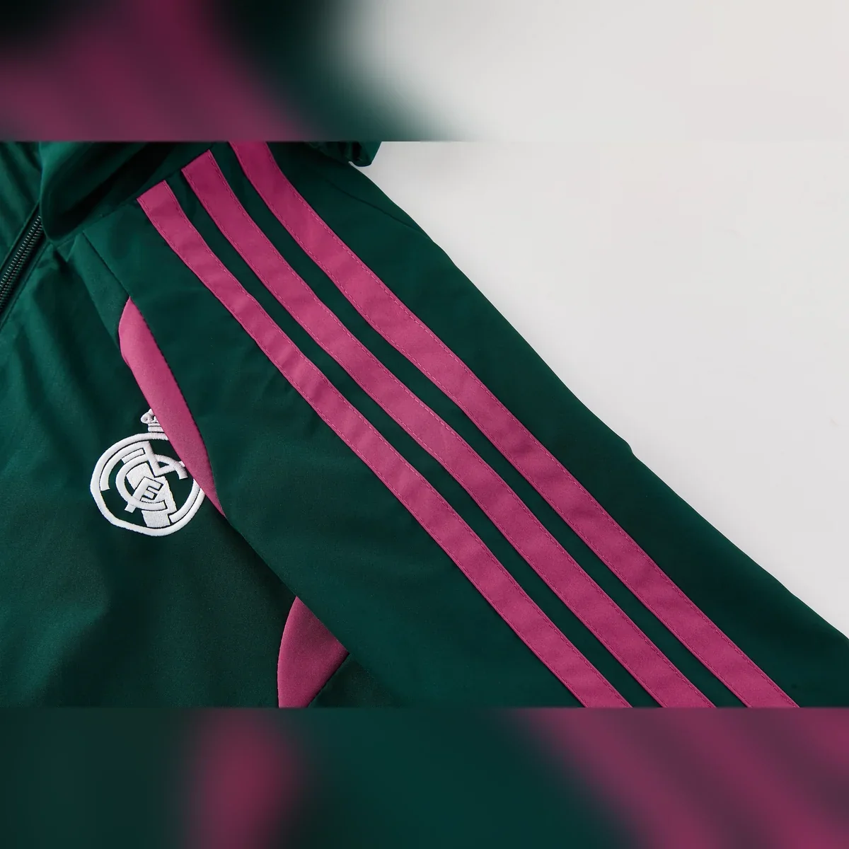 Chándal Real Madrid Verde y Rosa con Capucha 2026/27 – detalle de la manga