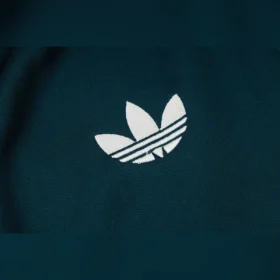 Chándal Real Madrid Verde Oscuro Franja Blanca 2026/27 — Detalle del producto