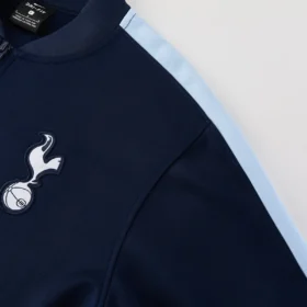 Tuta Tottenham Blu Navy Full Zip 2026/27 – foto reale del dettaglio sul petto