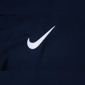 Tuta Tottenham Blu Navy Mezza Zip 2026/27 – dettaglio baffo Nike