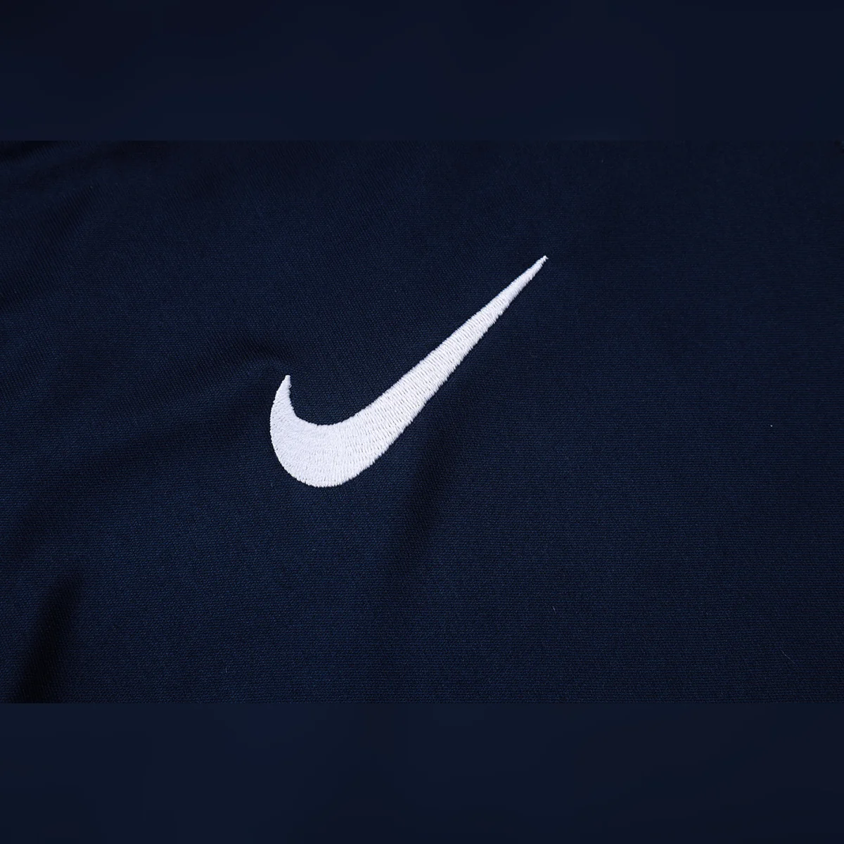 Tuta Tottenham Blu Navy Mezza Zip 2026/27 – dettaglio baffo Nike