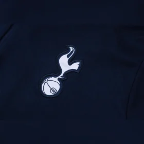 Tuta Tottenham Blu Navy Mezza Zip 2026/27 – dettaglio stemma