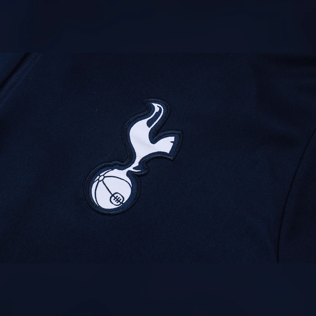 Tuta Tottenham Blu Navy Mezza Zip 2026/27 – dettaglio stemma